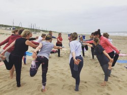 Samen een balanshouding oefenen op het strand