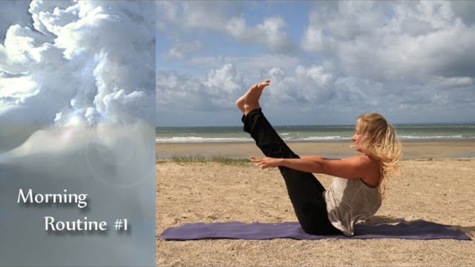 Caroline in een zittende balans op het strand, uit de les Morning Routine